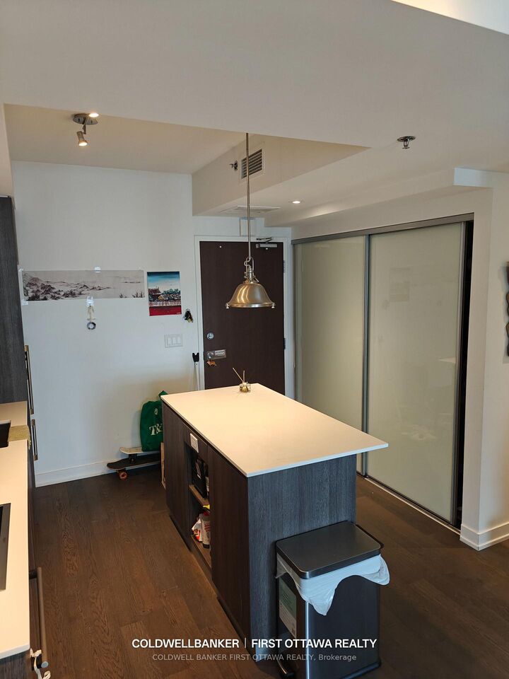Property Photo: 199 Slater Street 1815 ON K1P 5M7