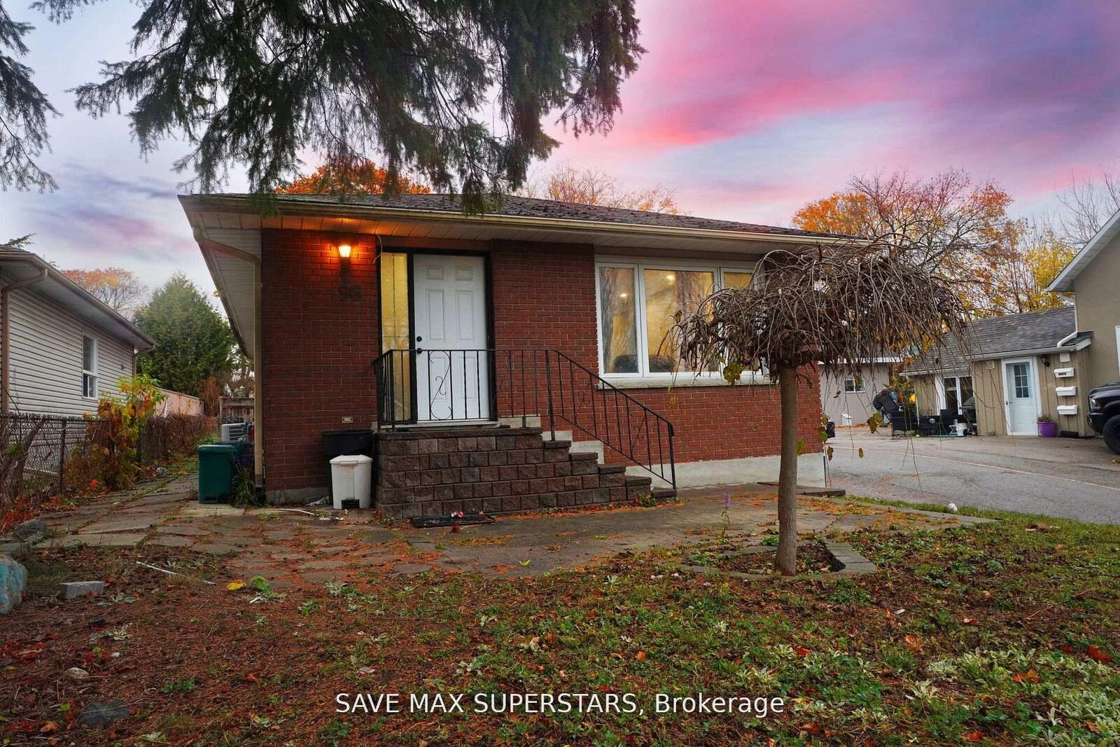 Property Photo:  96 Wellington Street E  ON L4M 2C5 
