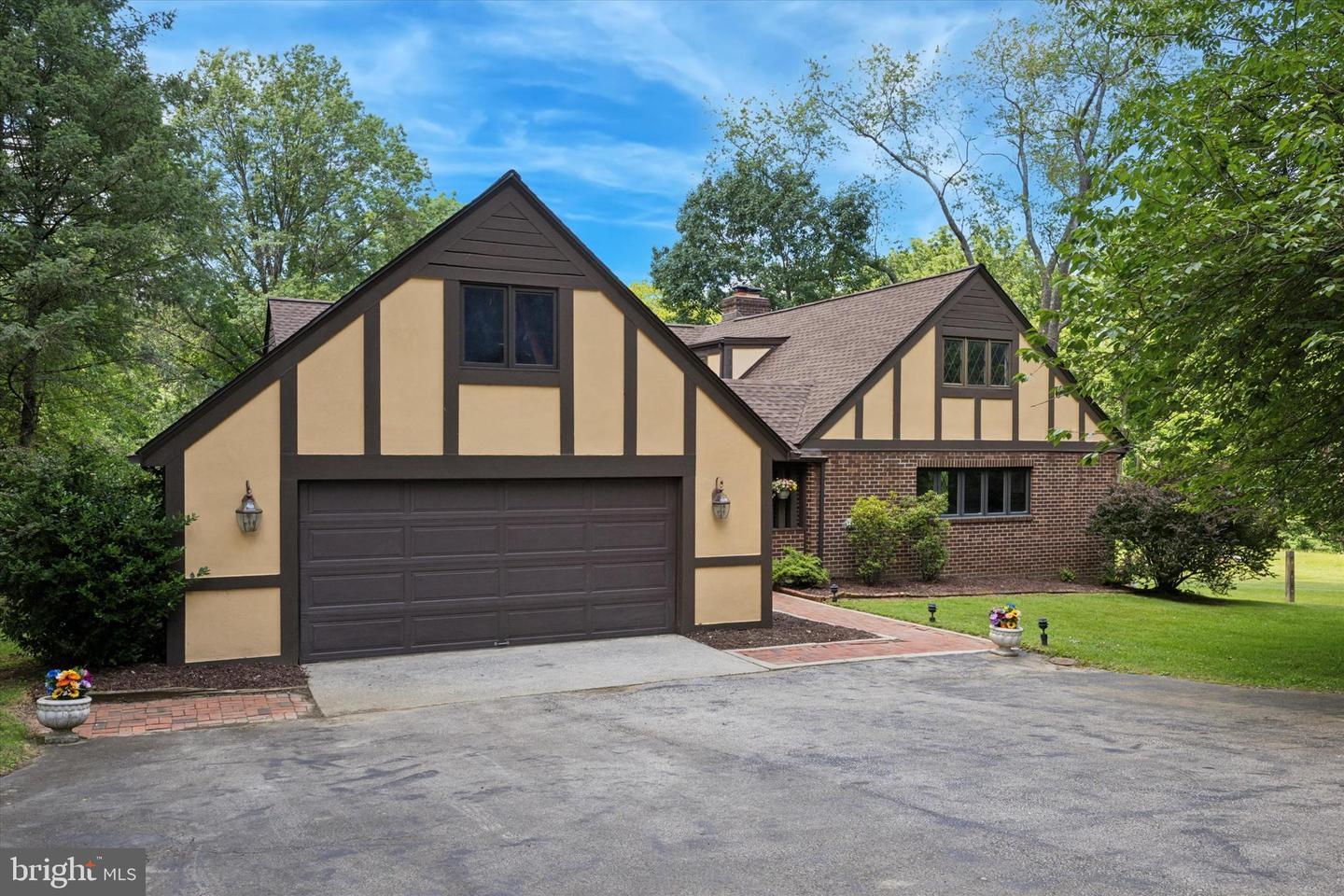 Property Photo:  605 Spring Lane  PA 19128 