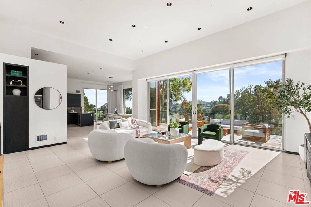 Property Photo: 933 Bluegrass Ln CA 90049