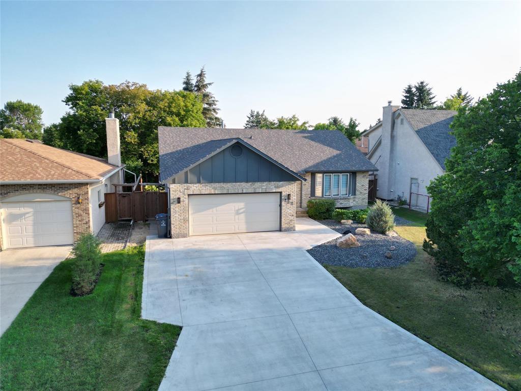 Property Photo: 122 Woodington Bay MB R3P 1M9