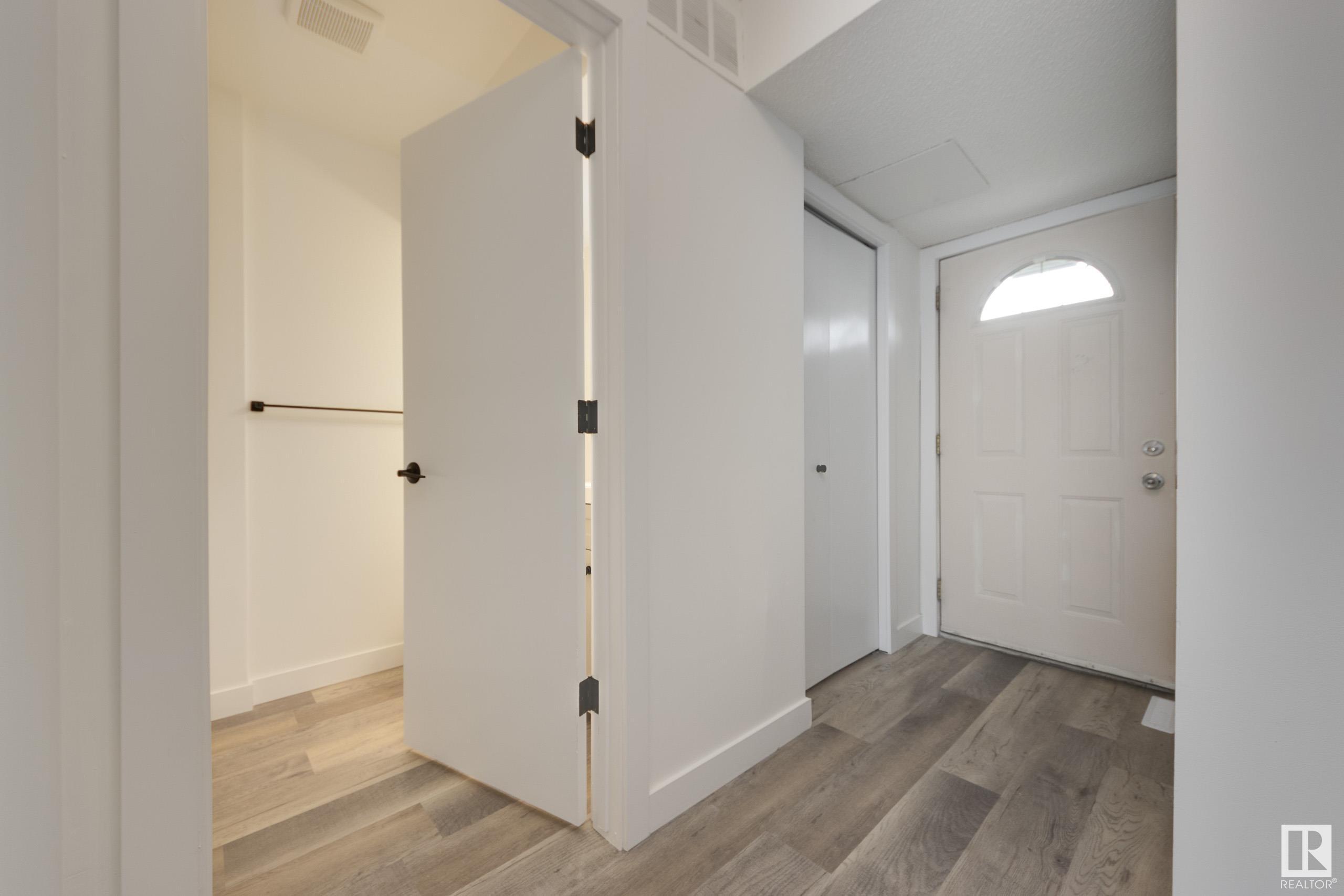 Photo de la propriété:  1F Meadowlark Village NW  AB T5R 5X3 