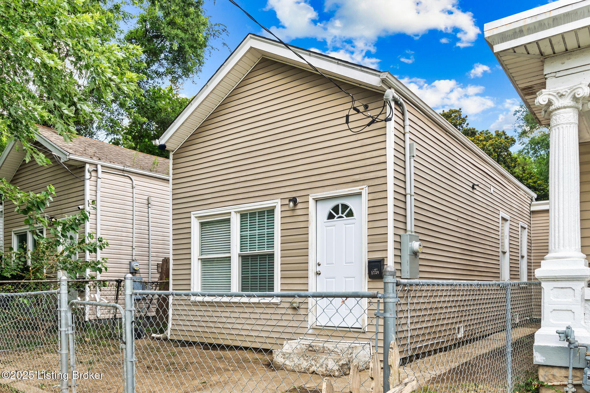Property Photo:  1739 Dumesnil St  KY 40210 