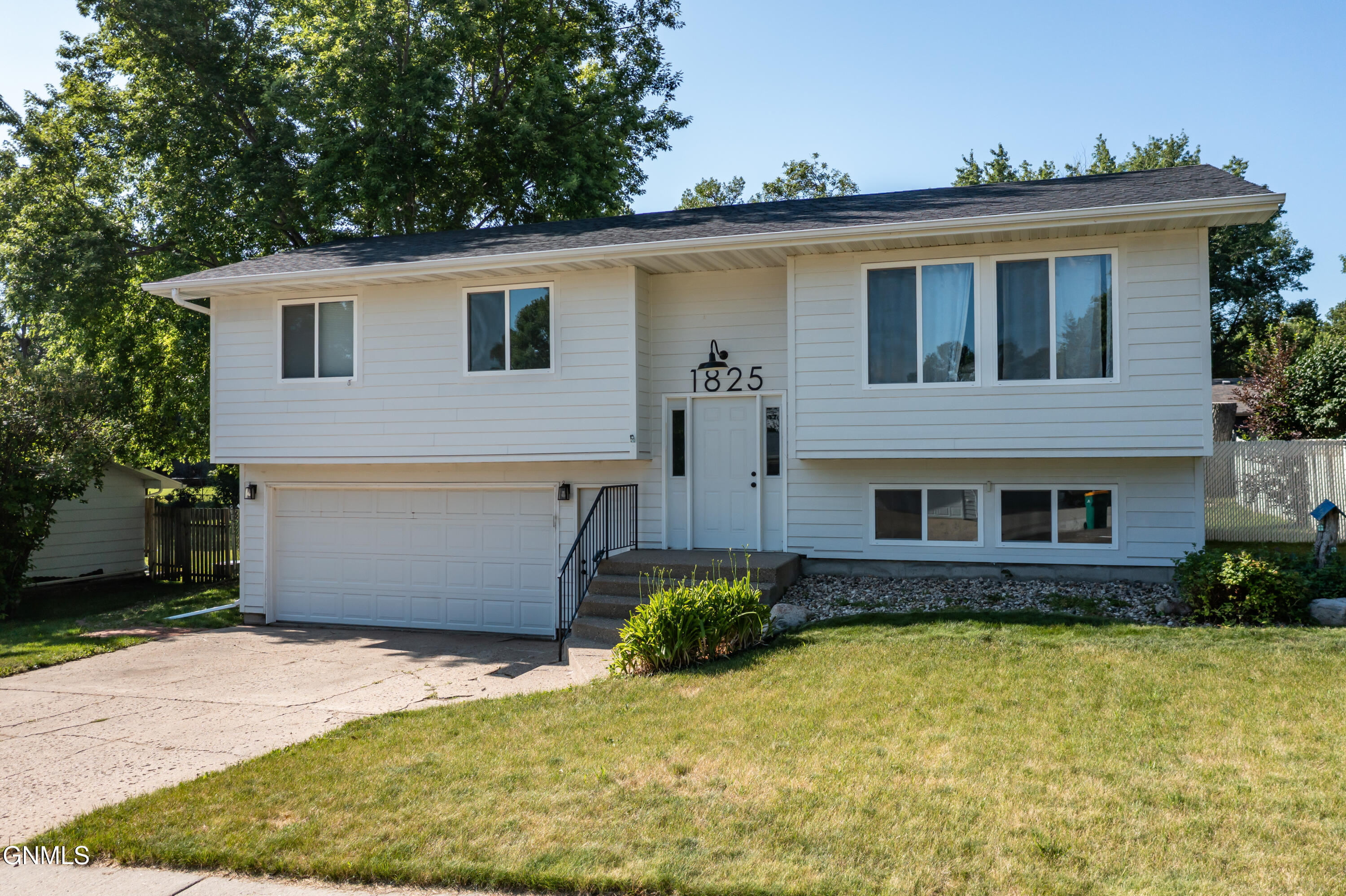 Property Photo:  1825 Masterson Avenue  ND 58501 
