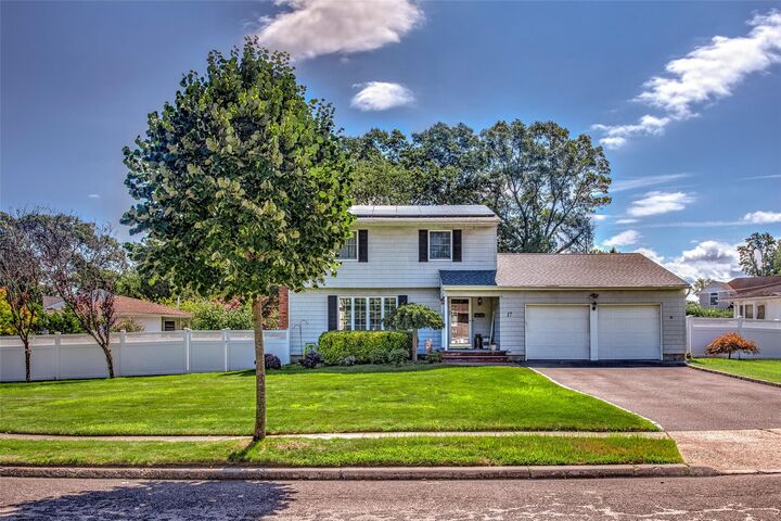17 Tiffany Lane  Smithtown NY 11787 photo