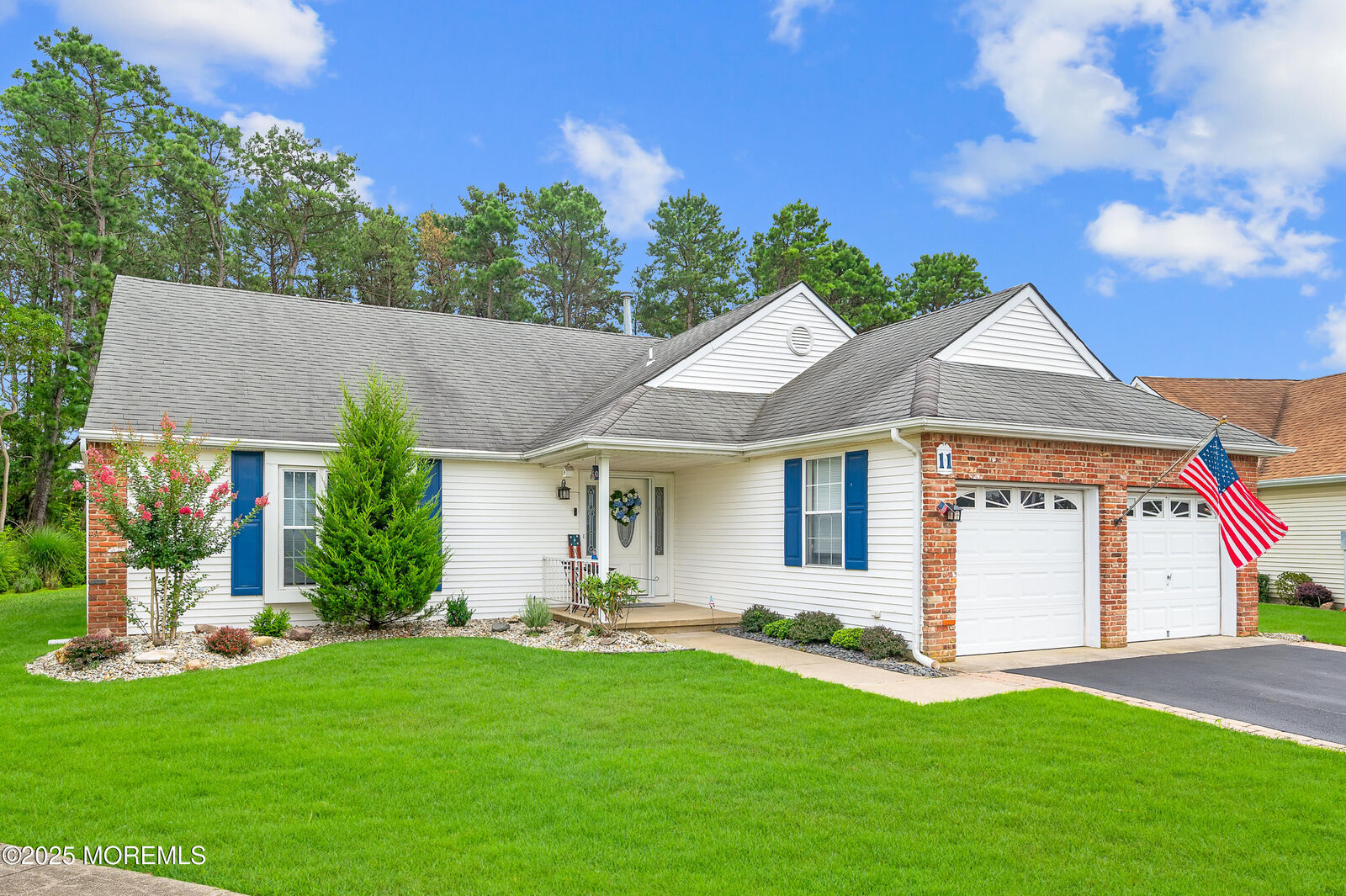 Property Photo:  11 Westgate Court  NJ 08757 