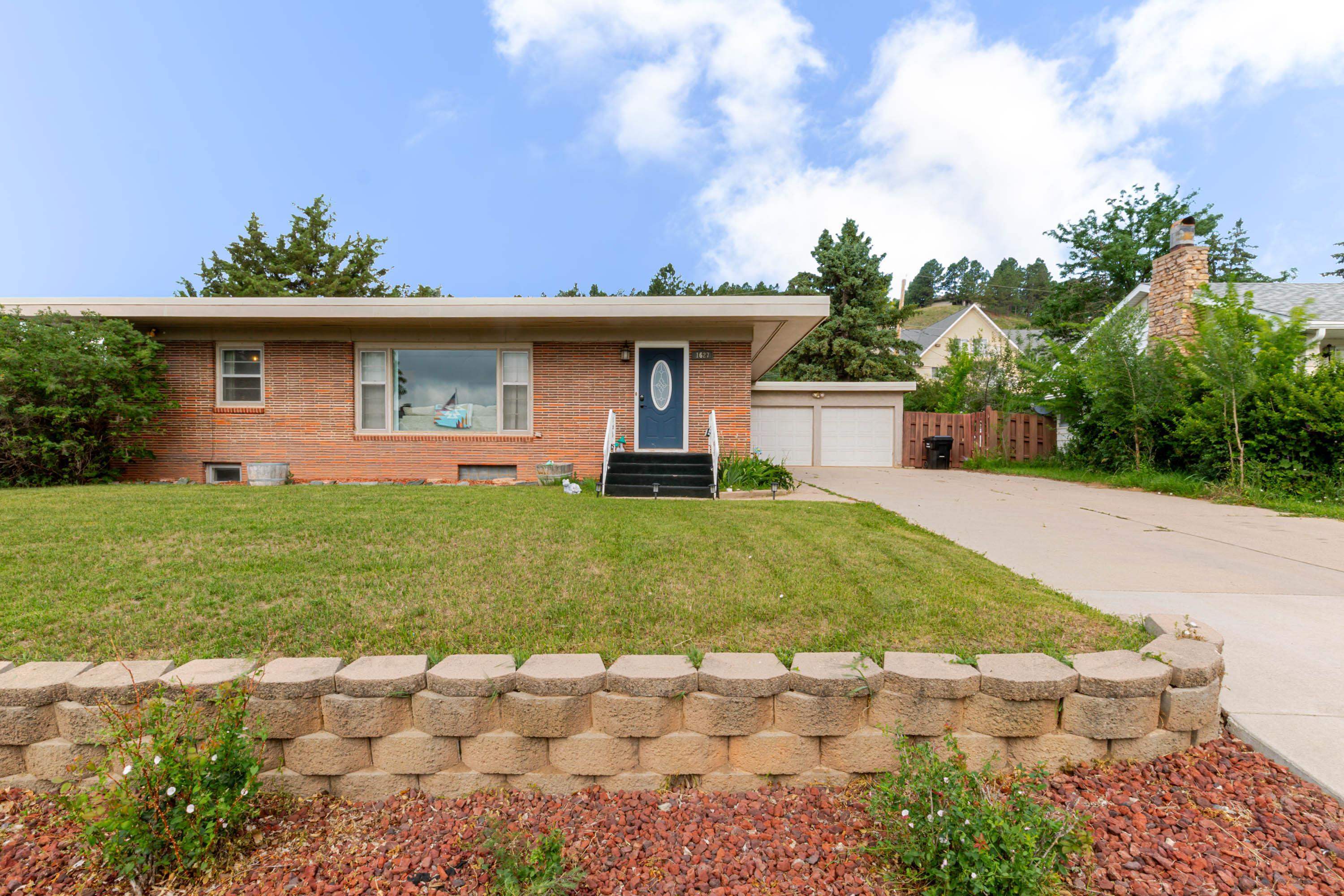 Property Photo: 1627 38th Street SD 57702
