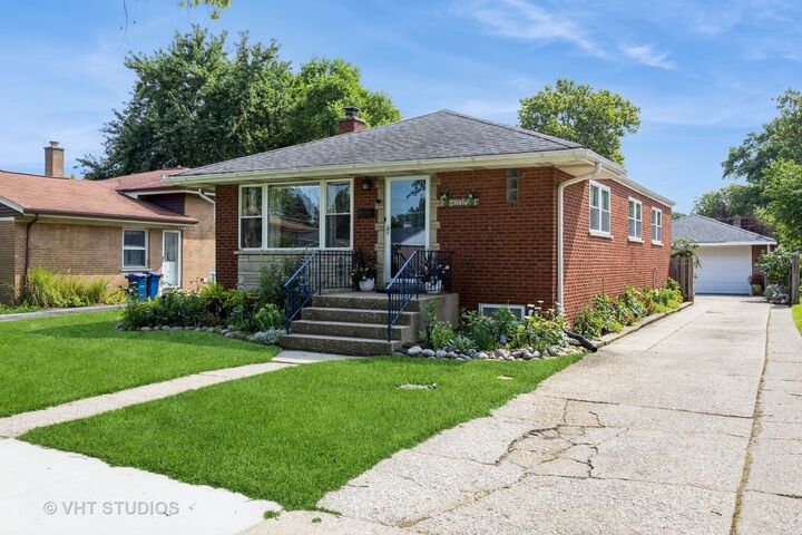 Property Photo:  309 Newberry Avenue  IL 60526 