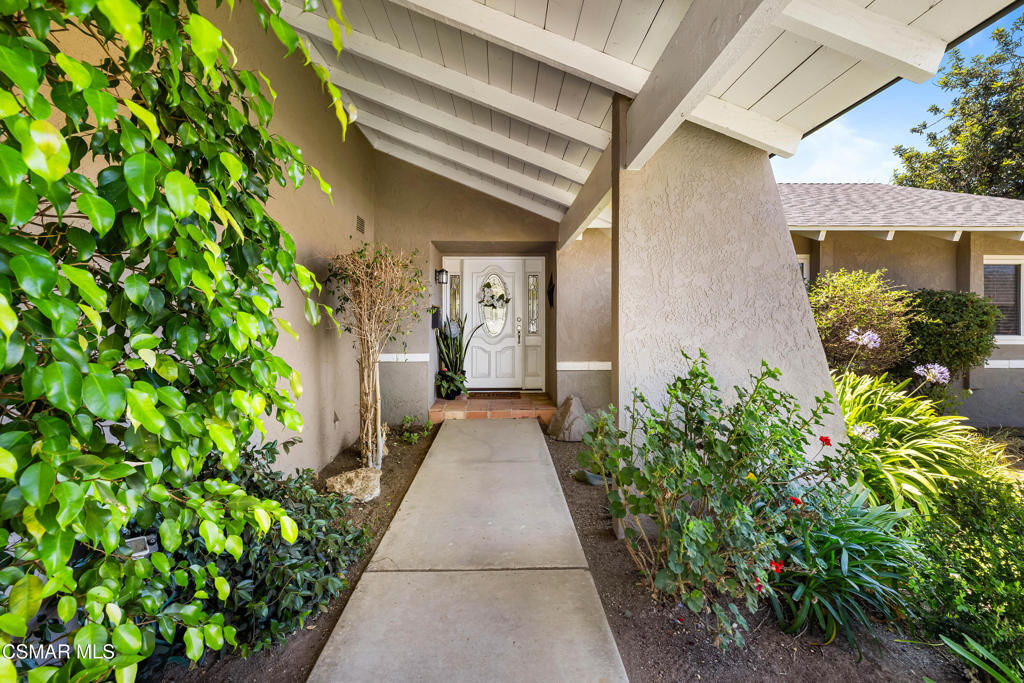Property Photo: 5 S Beatty Place CA 91320