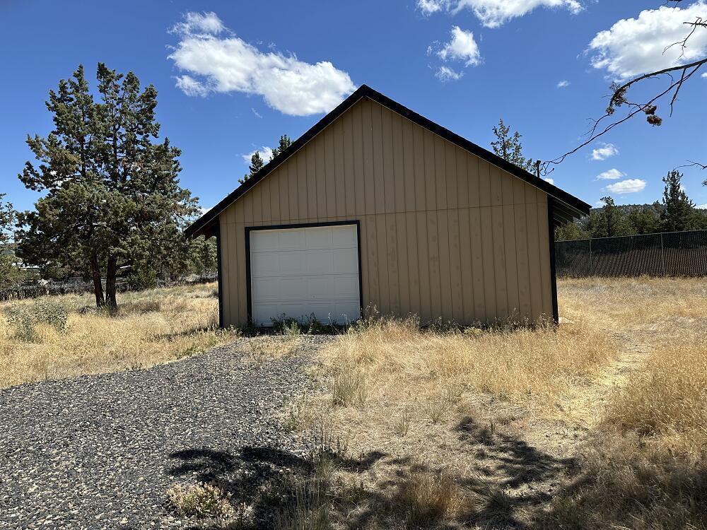 Property Photo: 1502 SE Akins Drive OR 97754