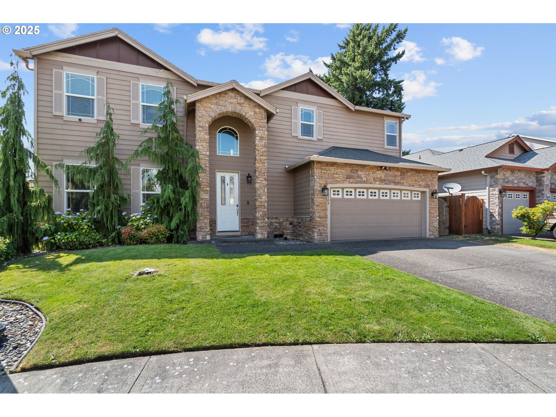 Property Photo: 12704 NE 11th Pl WA 98685