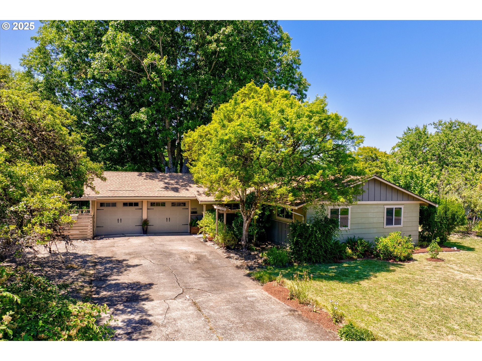 Property Photo: 1430 NW 15th St OR 97330
