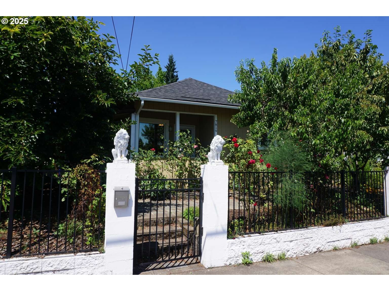 Property Photo:  7819 SE Duke St  OR 97206 