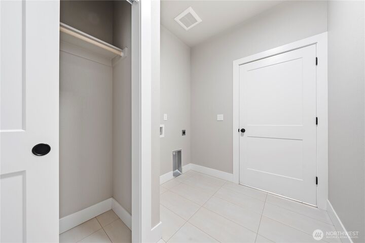 Property Photo: 1214 E Mt Hood Street WA 99344