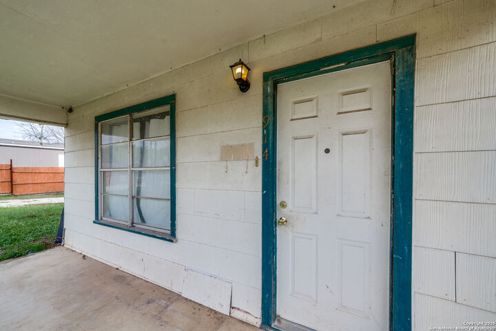 Property Photo: 914 Trail TX 78114