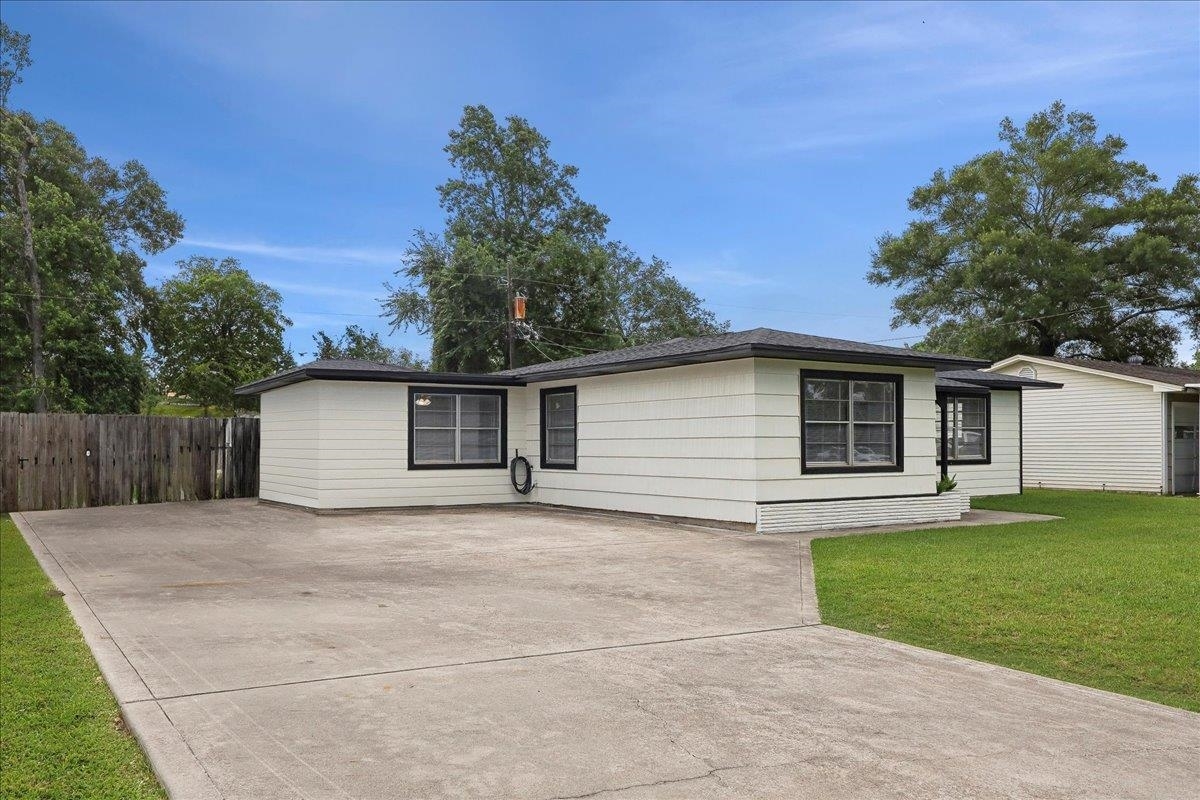 Property Photo:  253 Hampton Lane  TX 77707 