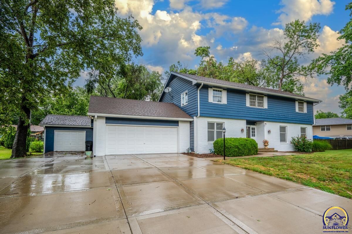 Property Photo: 5016 SW Cedar Crest Rd KS 66606