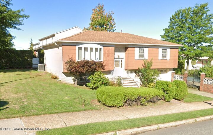 Property Photo:  306 Todt Hill Road  NY 10314 