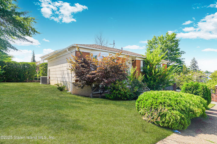 Property Photo:  306 Todt Hill Road  NY 10314 