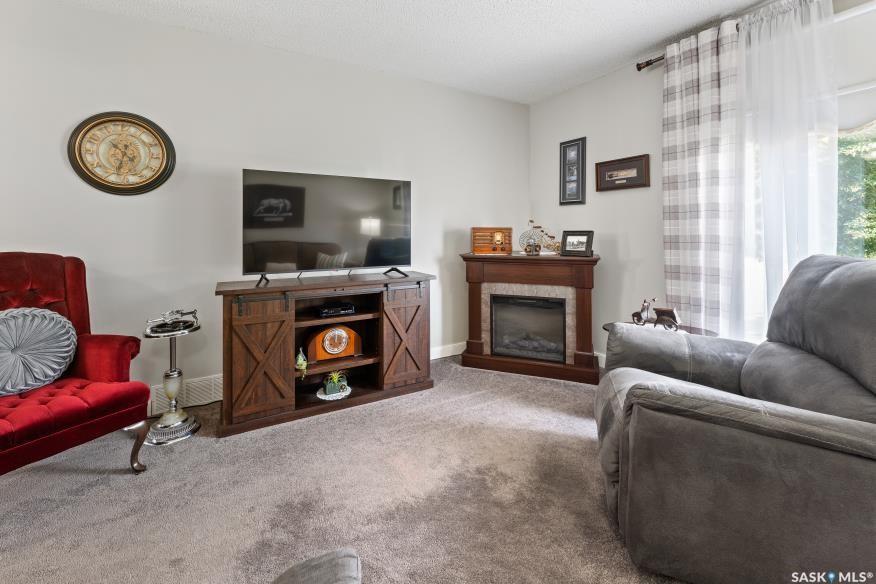 Property Photo: 142 Douglas Crescent SK S7W 0Y3
