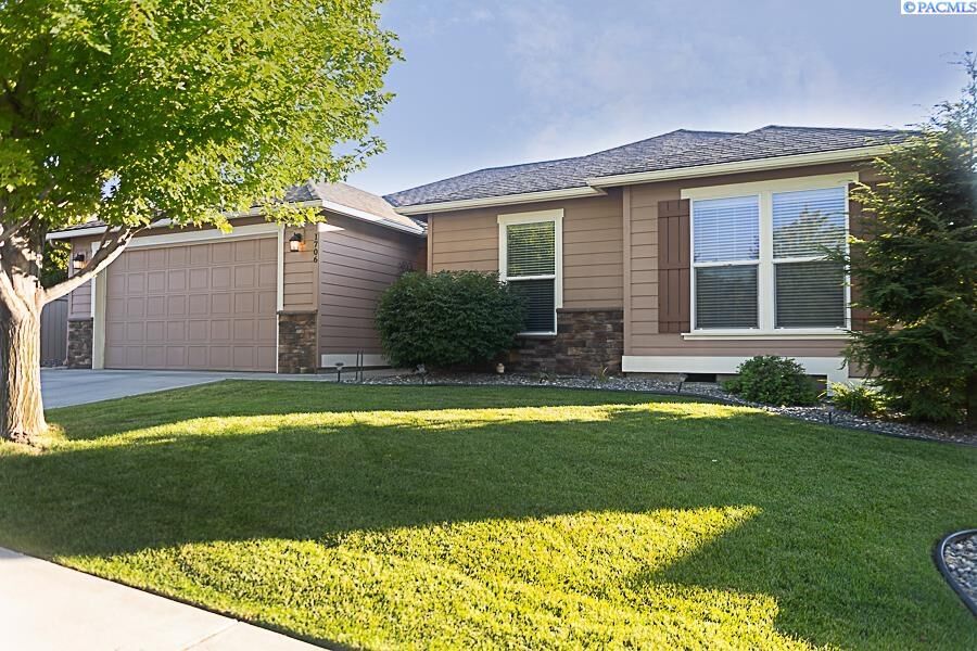 Property Photo:  1706 S Jefferson Pl  WA 99338 