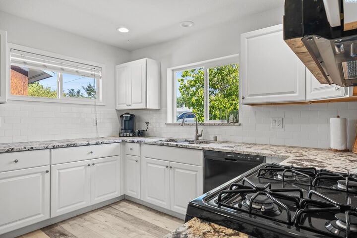 Property Photo: 2404 Dallas St WA 99352