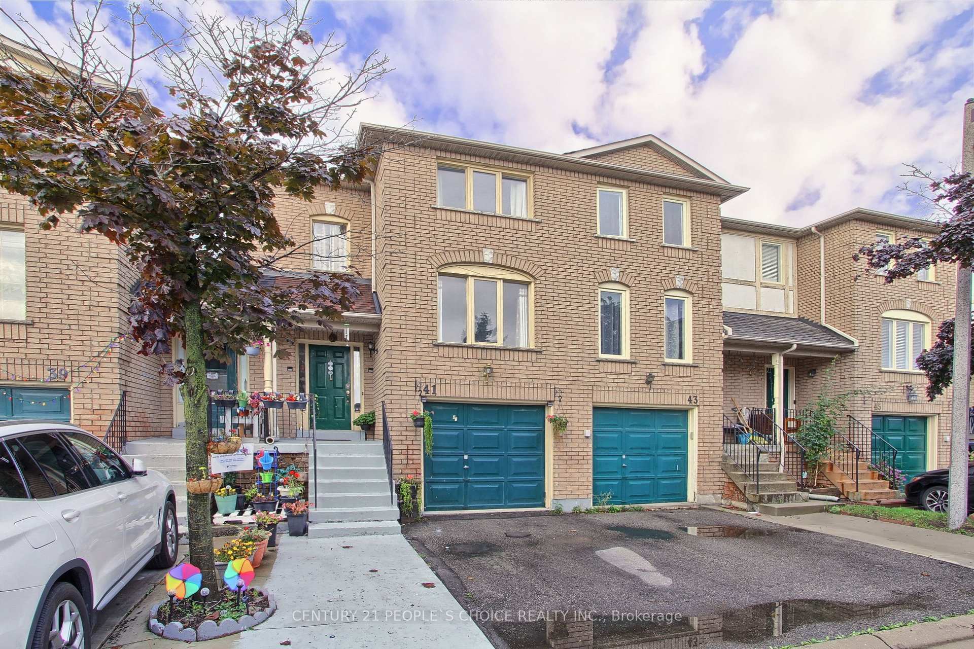 Property Photo: 2 Sir Lou Drive 41 ON L6Y 5A8