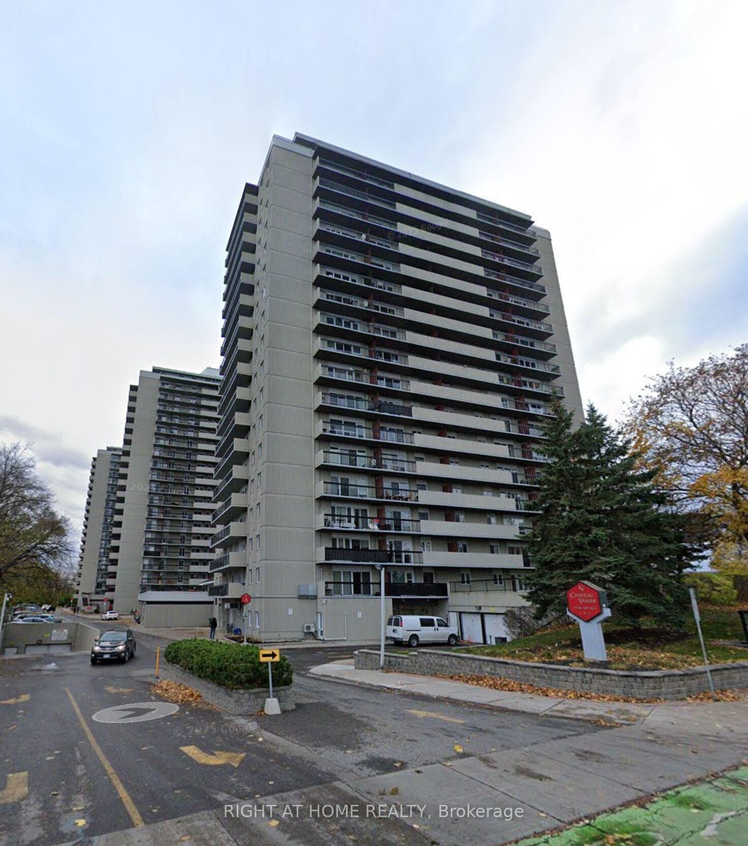 Property Photo: 158C McArthur Avenue 1607 ON K1L 8E7