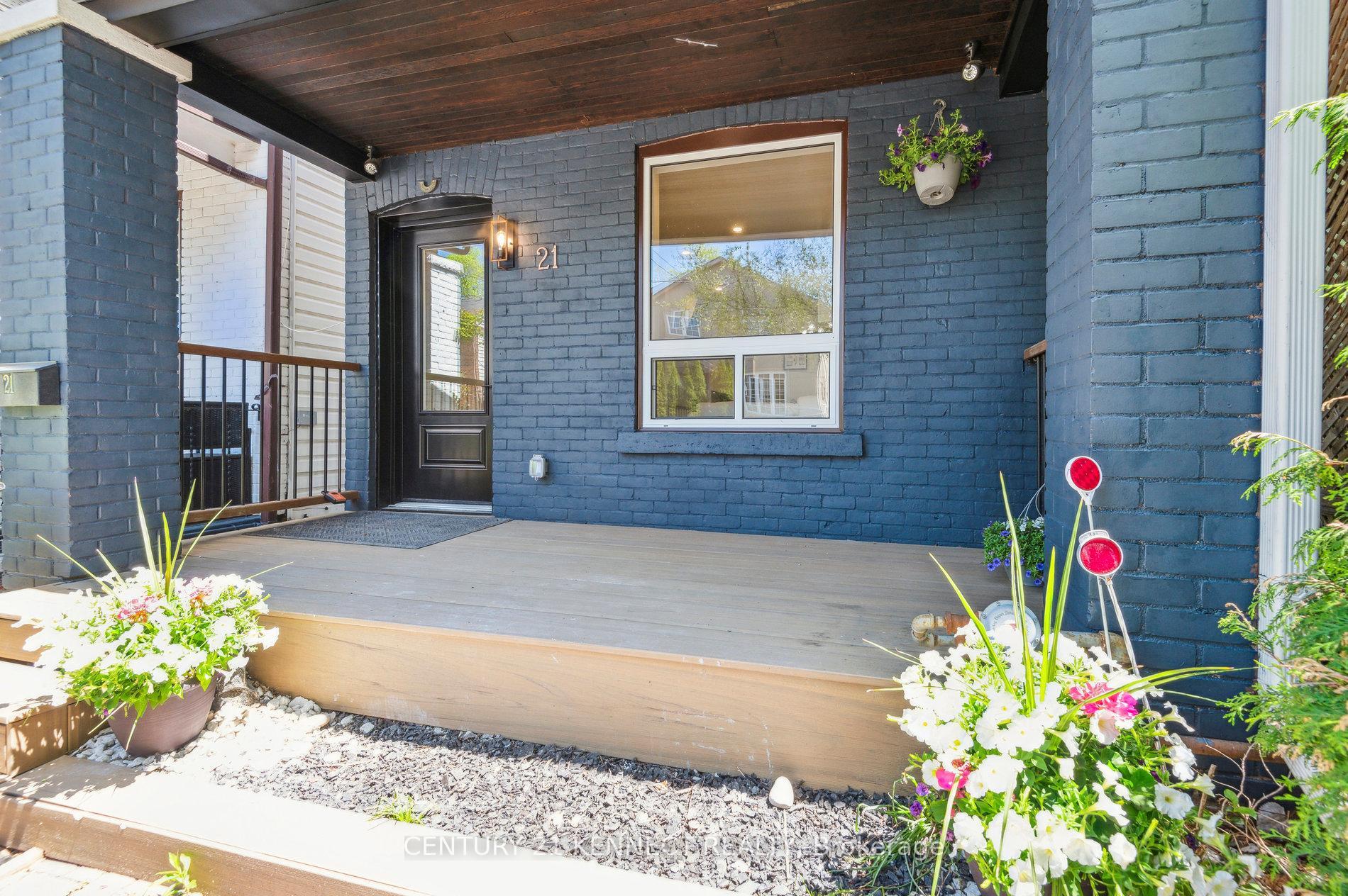 Photo de la propriété: 21 Frankdale Avenue ON M4J 3Z8