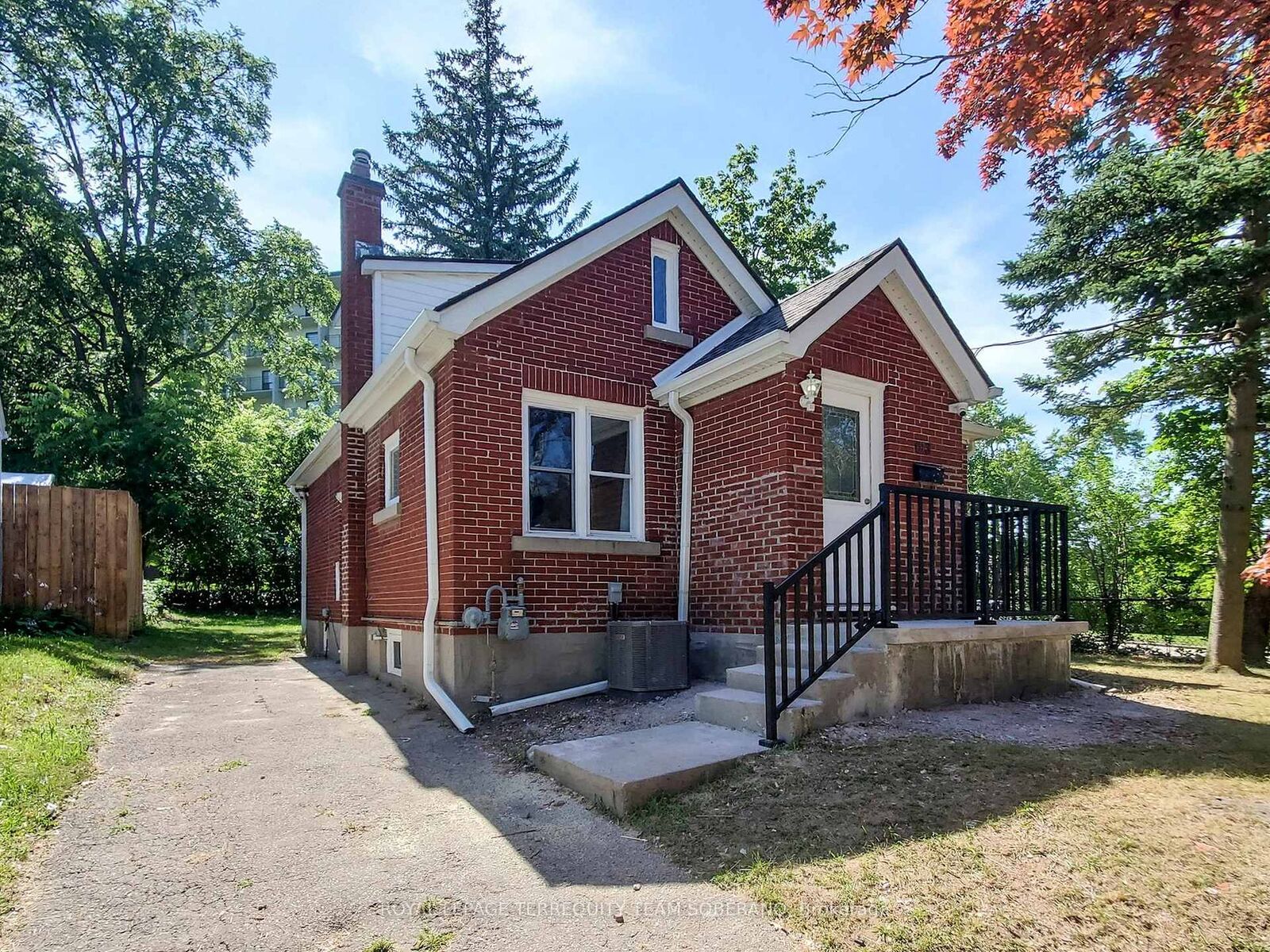 Property Photo: 13 Roslin Avenue N ON N2L 2G4