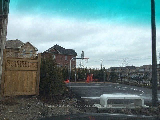 Photo de la propriété:  64 Ferris Square  ON L1E 0J2 