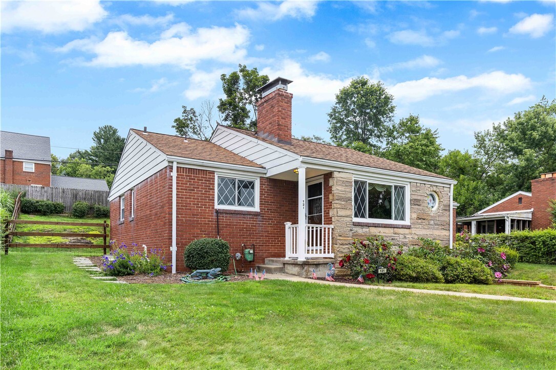 Property Photo: 121 Norrington Dr PA 15236
