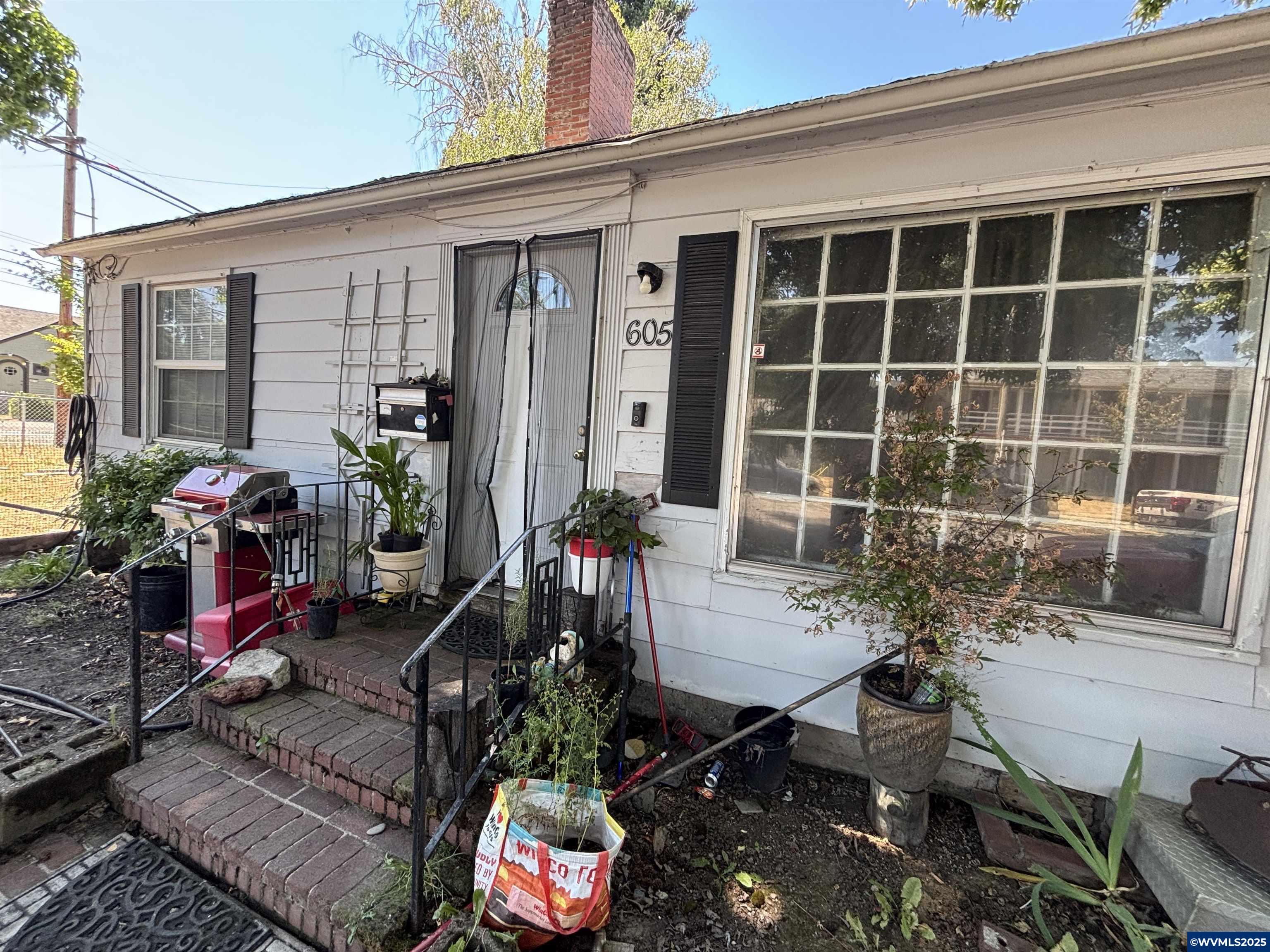 Property Photo: 605 Breys Av SE OR 97301