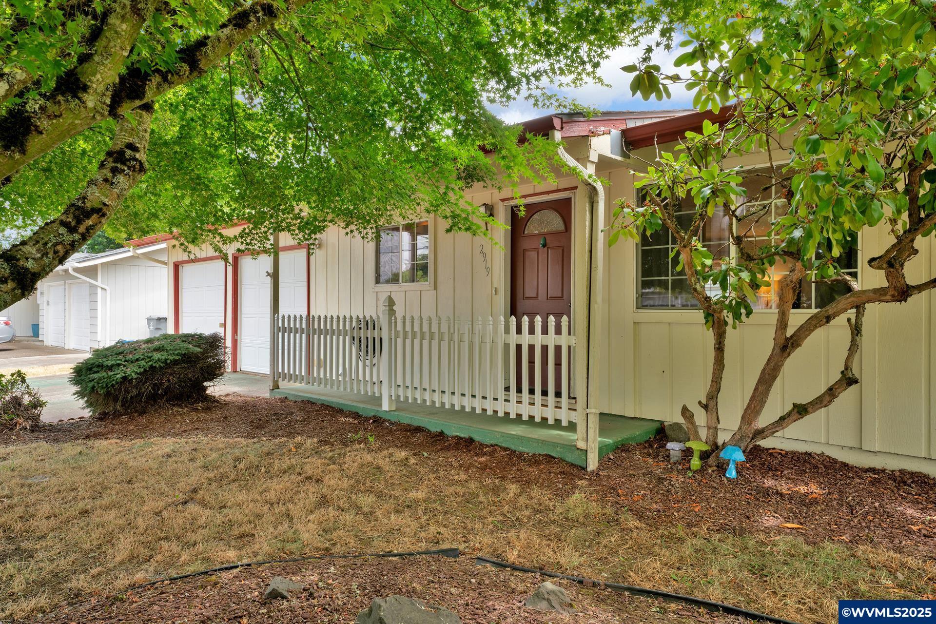 Property Photo:  2919 Oak St SE  OR 97322 