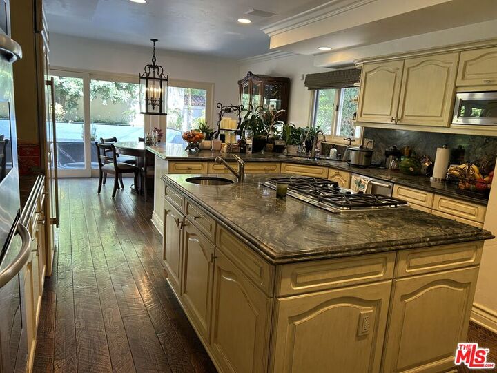 Property Photo:  512 N Palm Dr  CA 90210 