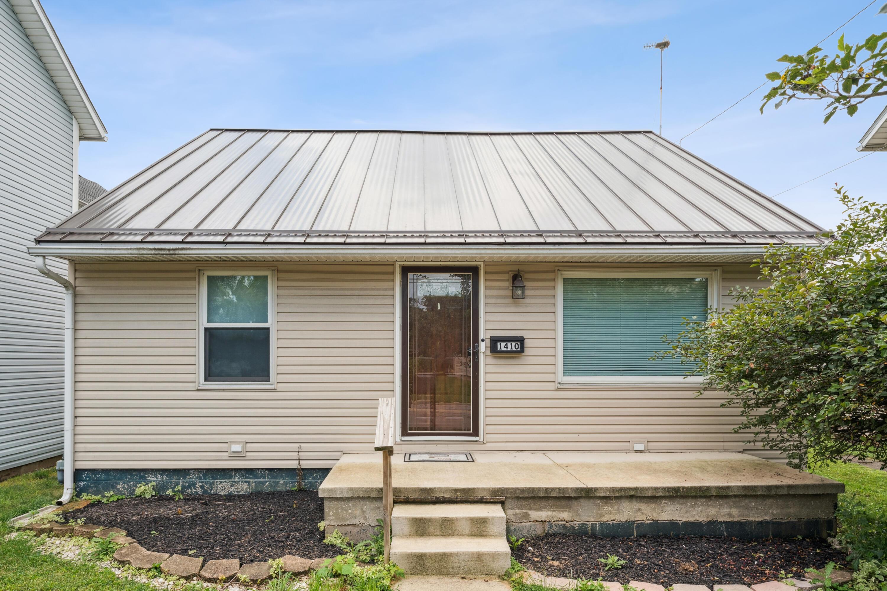 Property Photo: 1410 W Fair Avenue OH 43130