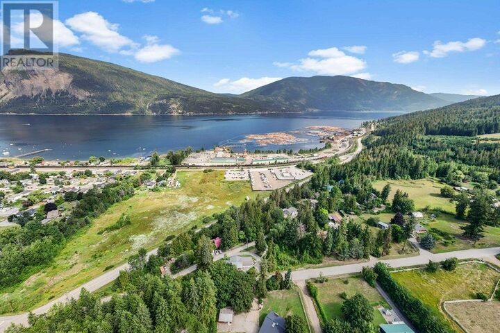 Photo de la propriété: 5790 70 Avenue BC V0E 1K0