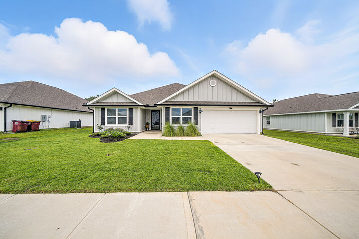 Property Photo: 824 Otto Loop FL 32539