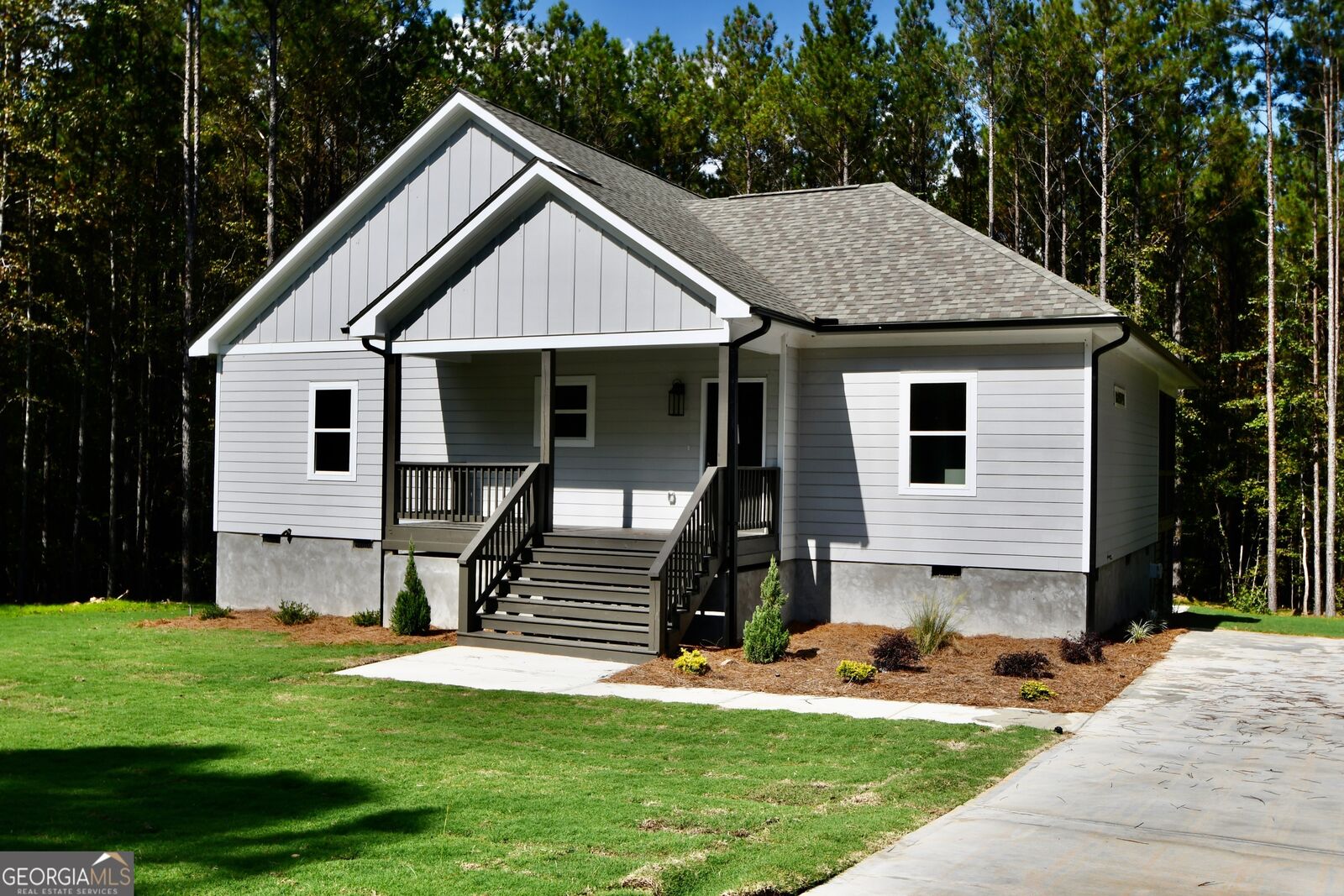 Property Photo: 1165 Watersedge Cove GA 30668