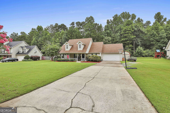 Property Photo: 1715 Honeybee Creek Drive GA 30224