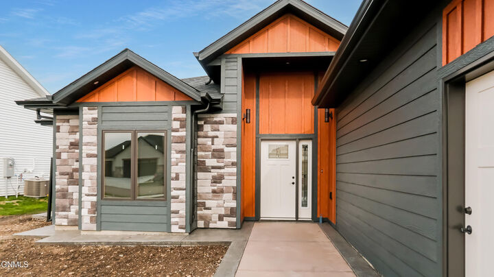 Property Photo:  407 Flint Drive  ND 58503 