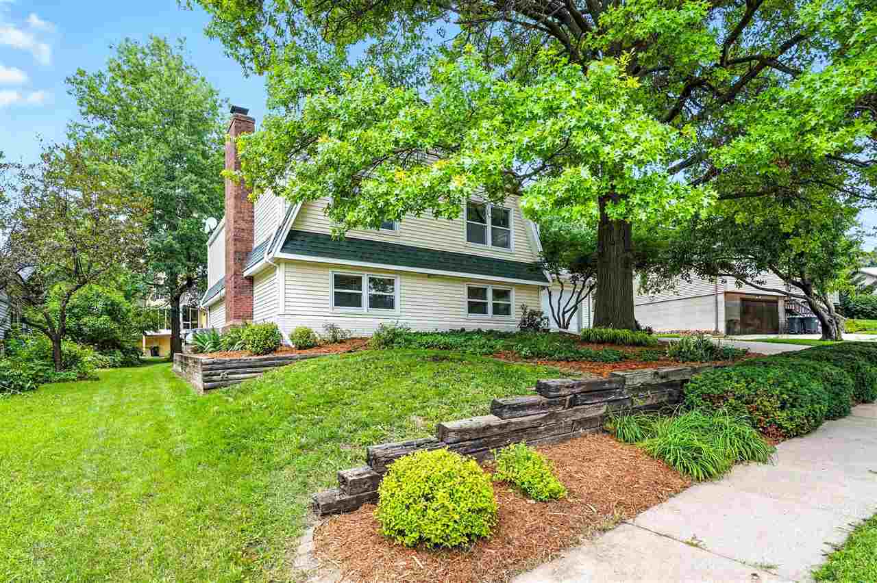 Property Photo: 1129 Village Farm Ct IA 52240