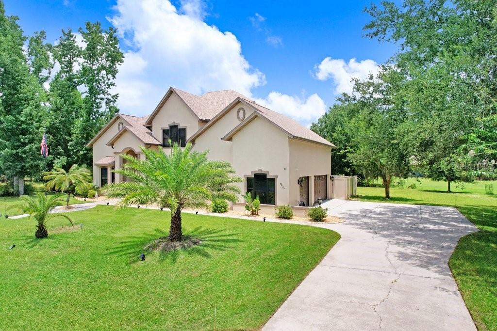 Property Photo:  8935 Woodleaf Boulevard  FL 33544 