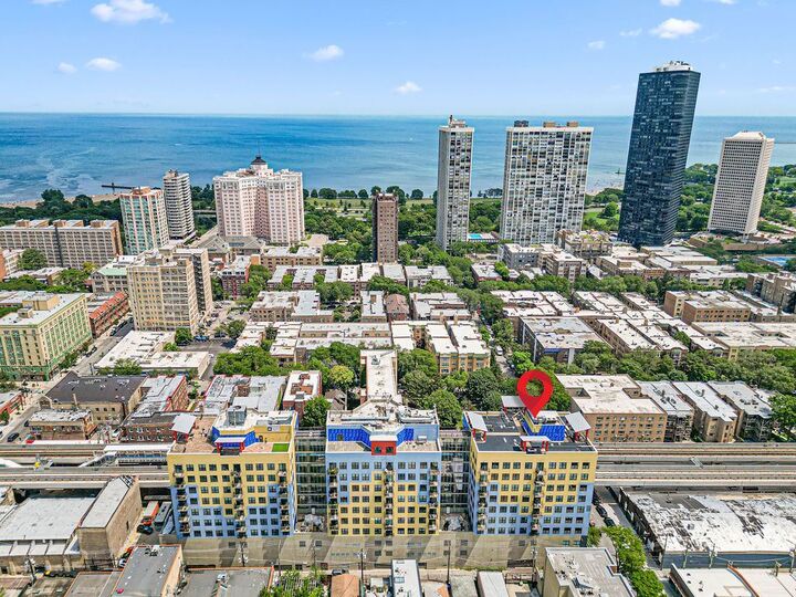 1122 W Catalpa Avenue 703  Chicago IL 60640 photo