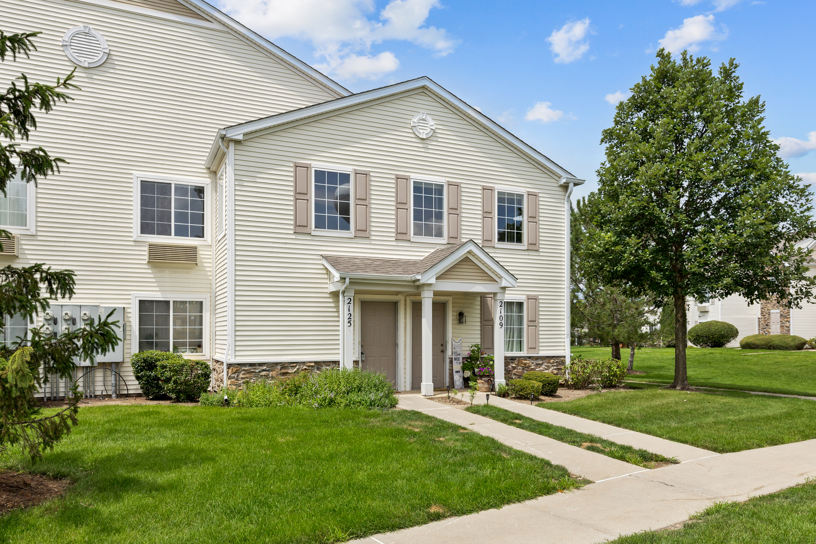 2125 Silverstone Drive 2113  Carpentersville IL 60110 photo