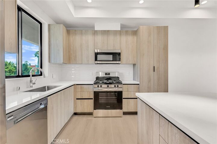 Property Photo:  848 N. Hayworth 302  CA 90046 