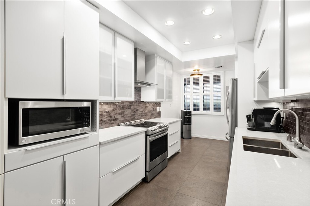 Property Photo: 141 S Linden Drive 203 CA 90212