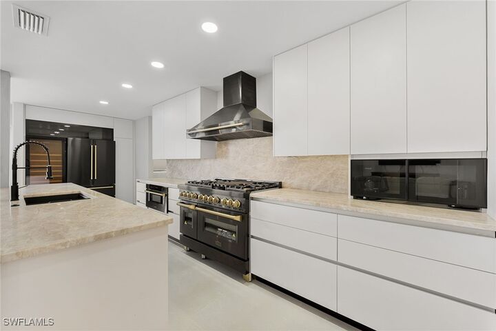 Property Photo:  380 Rookery Court  FL 34145 
