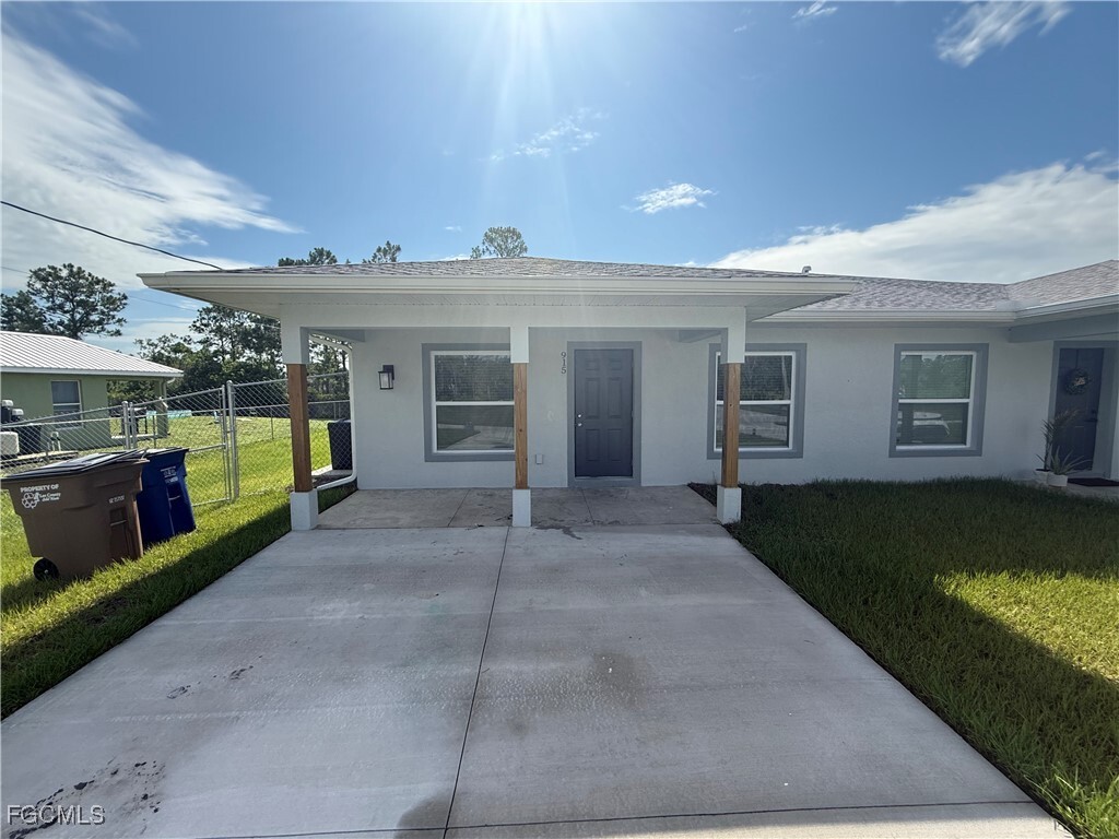 Property Photo:  915 Graystone Avenue  FL 33974 