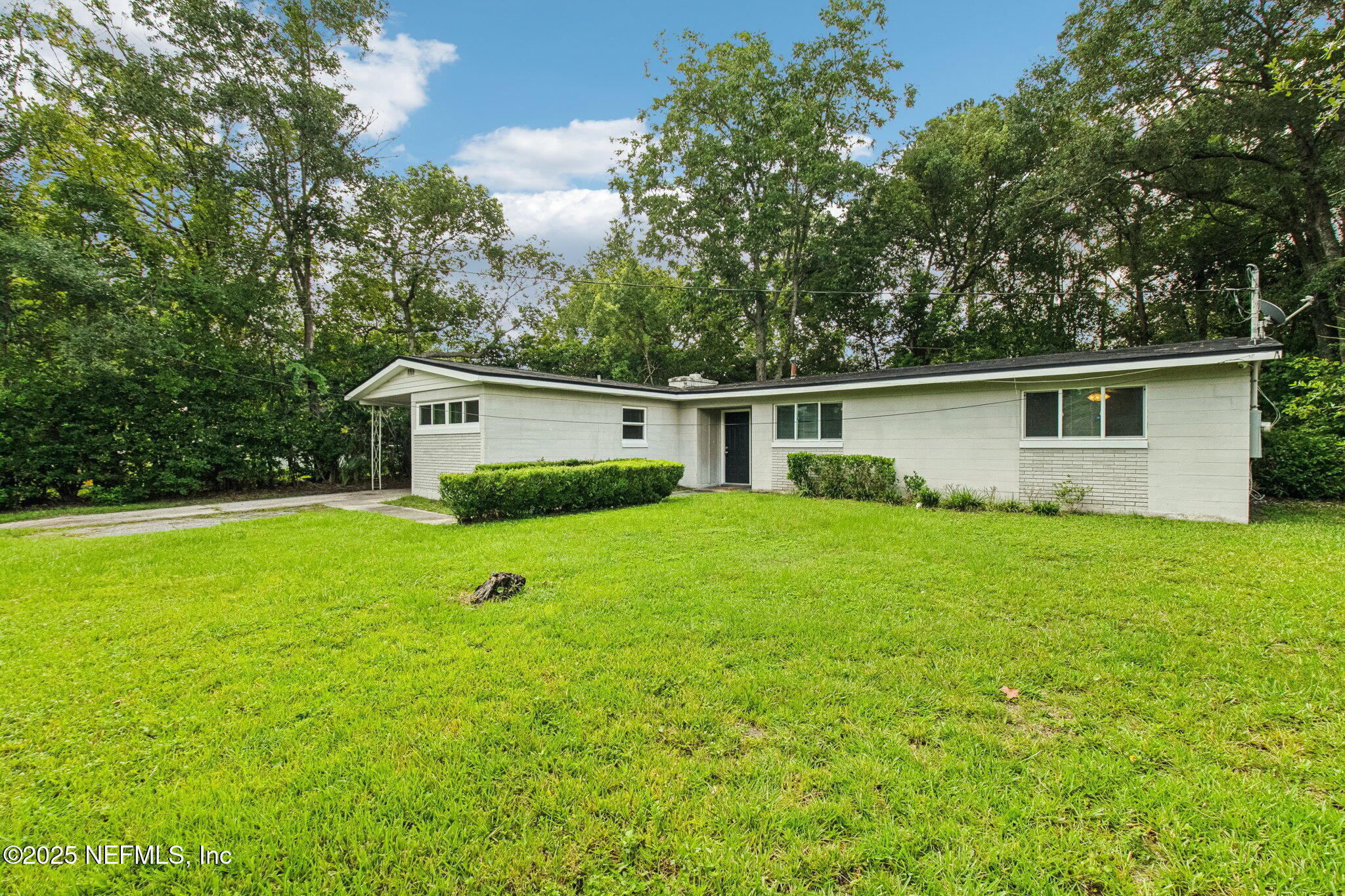 Property Photo: 2211 Burpee Drive FL 32210